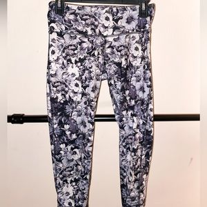 Black and white floral leggings size XS - 90 degree by reflex